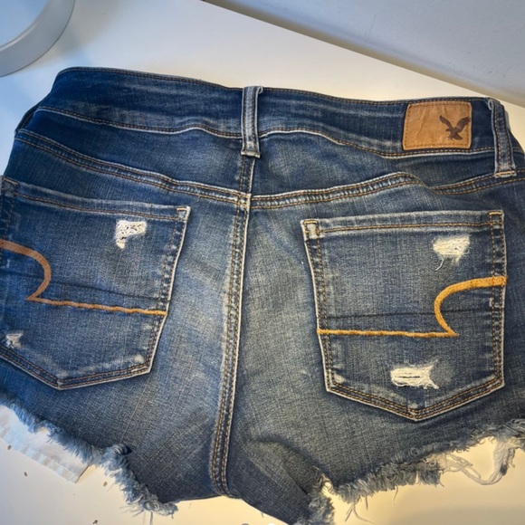 American eagle low waisted Jean shorts with rips - Picture 2 of 3